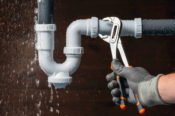 Professional Emergency Plumber technician working in Lueders, TX